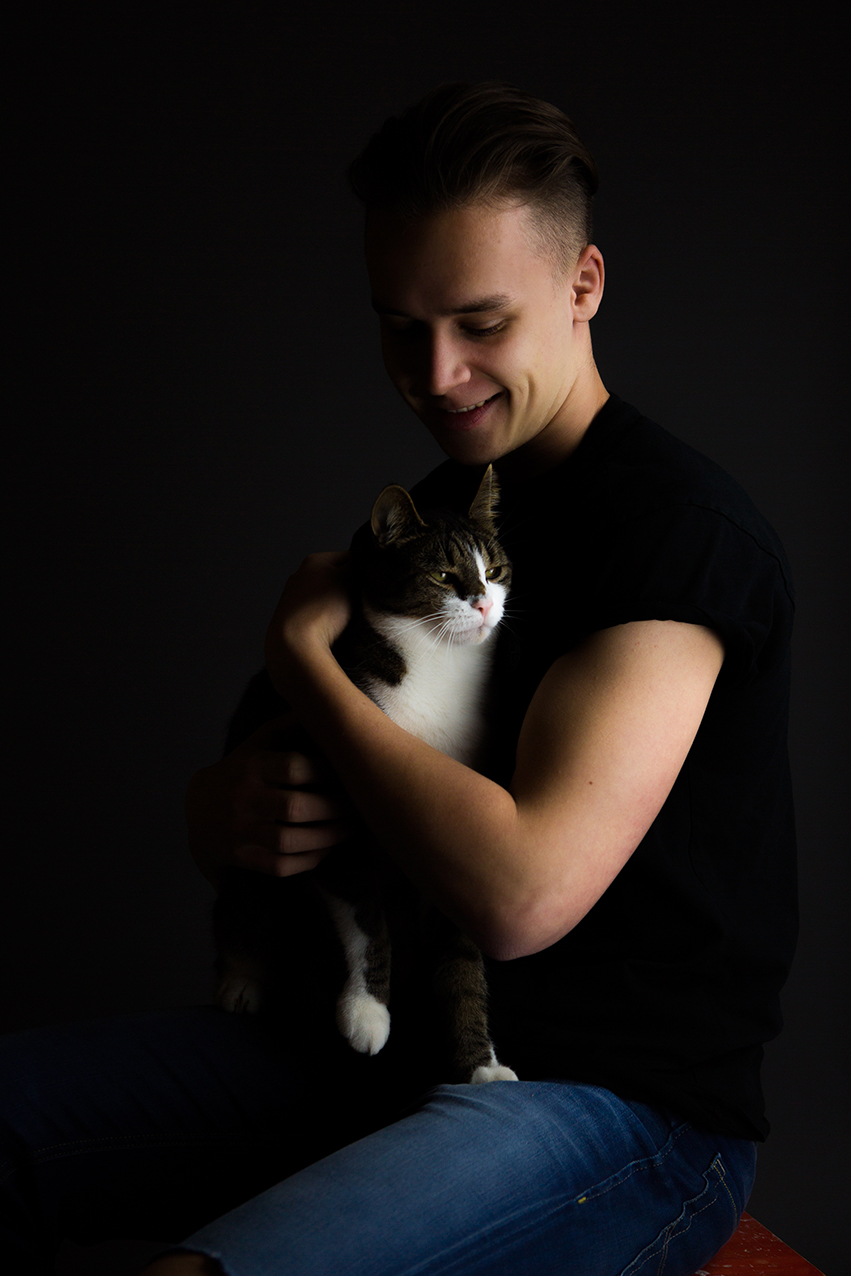 Portraitfotografie Teenager Katze Tier Low Key
